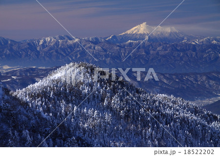 樹氷の尾根と噴煙上げる御嶽 18522202