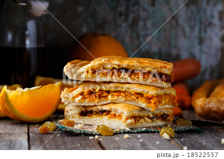 Pie stuffed with orange, carrot and raisin  18522557