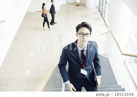 オフィスビルの階段 18523038