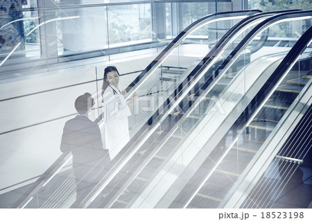 医師とビジネスマン 18523198