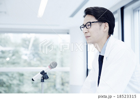 スピーチをする医師 スピーチをする医師 18523315