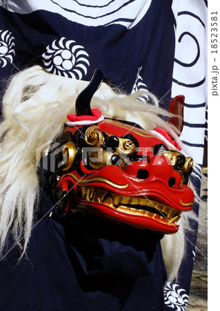 獅子舞(神社の境内) 獅子舞(神社の境内) 18523581