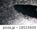 輝く凍結湖面 18523609