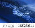 湖面の凍結模様 18523611