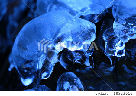 小さな沢筋の氷造形 18523616