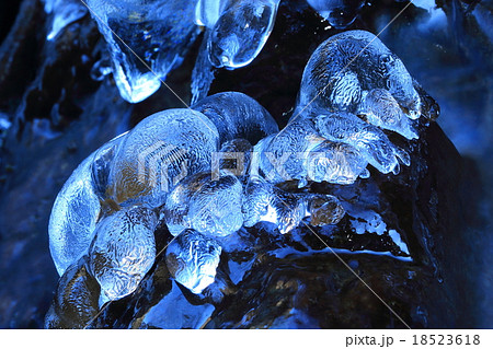 小さな沢筋の氷造形 18523618