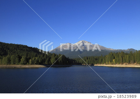レイク・シスキューとマウント・シャスタ 18523989