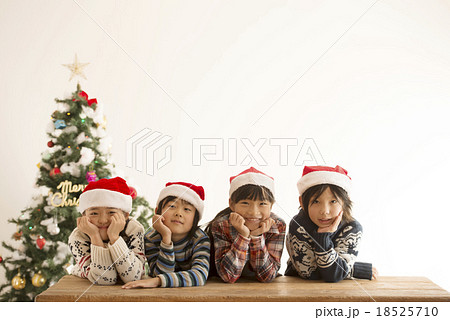 サンタ帽を被った子供達とクリスマスツリー 18525710