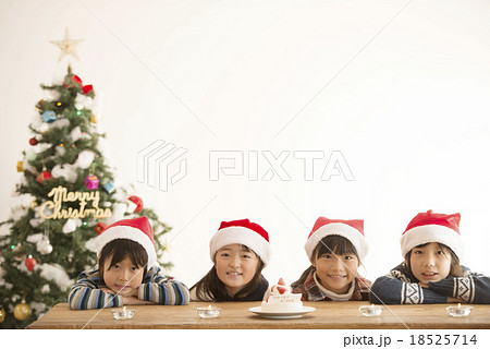 サンタ帽を被った子供達とクリスマスツリー サンタ帽を被った子供達とクリスマスツリー 18525714