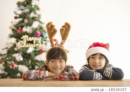 クリスマスの被り物をした子供達とクリスマスツリー 18526107