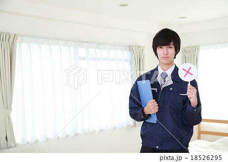 寝室でバツ印を持った作業員 寝室でバツ印を持った作業員 18526295
