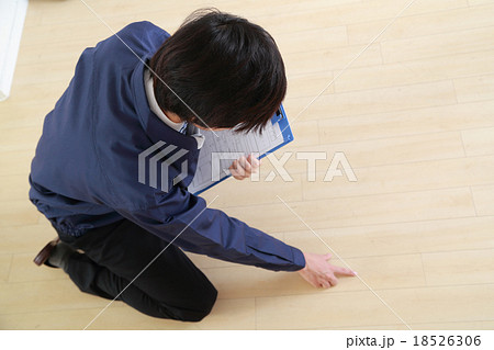 バインダーを持ってチェックする男性スタッフ バインダーを持ってチェックする男性スタッフ 18526306