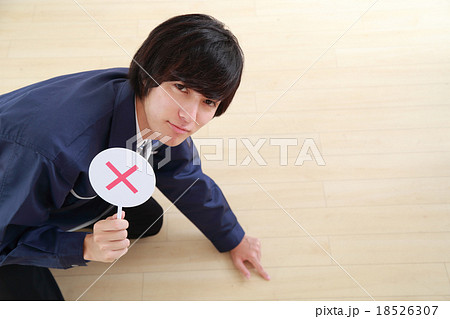 バインダーを持ってチェックする男性スタッフ バインダーを持ってチェックする男性スタッフ 18526307