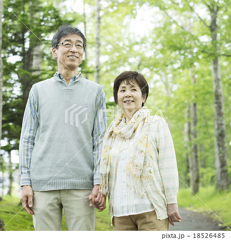 手をつなぎ微笑むシニア夫婦 18526485