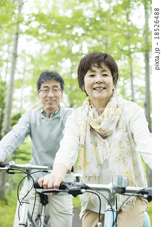 自転車に乗るシニア夫婦 自転車に乗るシニア夫婦 18526488