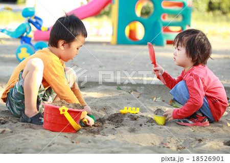 仲良くお砂場遊びする子供達 18526901