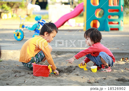 仲良くお砂場遊びする子供達の写真素材