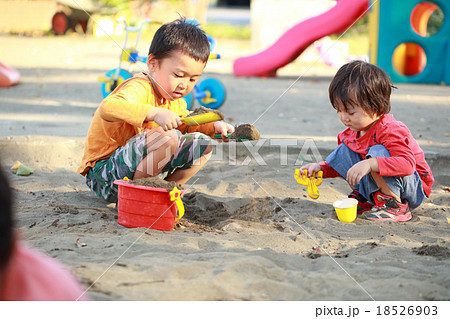 仲良くお砂場遊びする子供達の写真素材 [18526903] - PIXTA