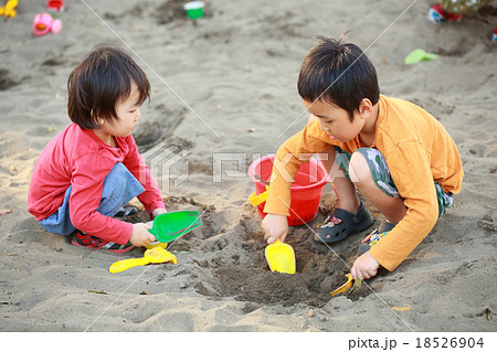 仲良くお砂場遊びする子供達 18526904