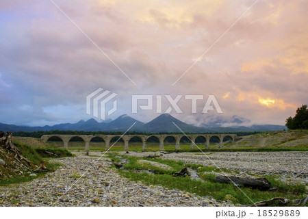 夕暮れのタウシュベツ川橋梁 18529889