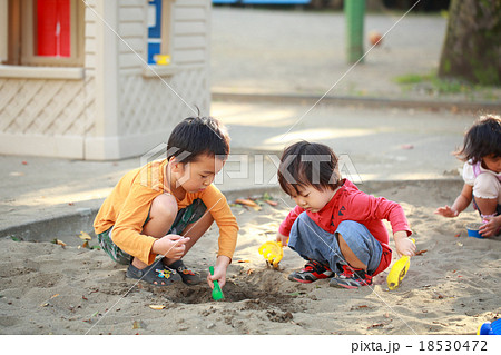 仲良くお砂場遊びする子供達 18530472