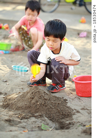 砂場遊びする子供達 18530474