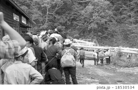 尾瀬　鳩待峠又は富士見下のバス停　昭和38年6月撮影 18530534