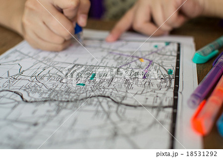 Hand marking on the tourist guide map 18531292