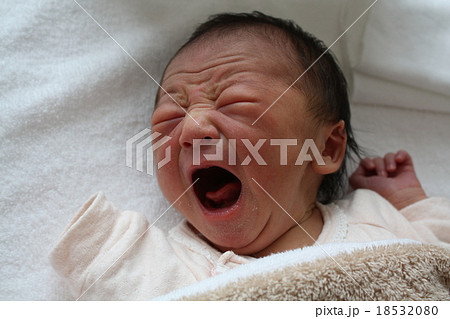 生まれたての赤ちゃんの泣き顔の写真素材