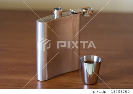 スキットルとワンショットグラス スキットルとワンショットグラス 18533269