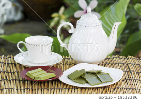 product Matcha green tea chocolate with tea pot product Matcha green tea chocolate with tea pot 18533386