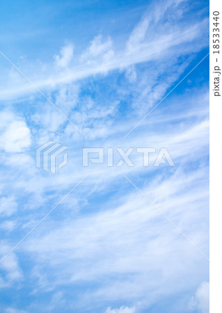 秋の空 白い雲と青い空 背景素材 コピースペース 文字スペース 筋雲 積雲 すじ雲 巻雲 秋の空 白い雲と青い空 背景素材 コピースペース 文字スペース 筋雲 積雲 すじ雲 巻雲 18533440