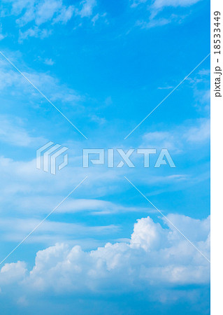 秋の空　白い雲と青い空　背景素材　コピースペース　文字スペース　筋雲　積雲　すじ雲　巻雲 18533449