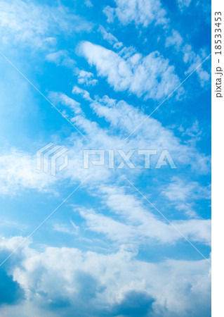秋の空　白い雲と青い空　背景素材　コピースペース　文字スペース　筋雲　積雲　すじ雲　巻雲 18533453