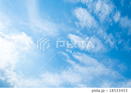 秋の空　白い雲と青い空　背景素材　コピースペース　文字スペース　筋雲　積雲　すじ雲　巻雲 18533455