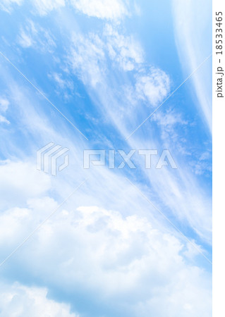 秋の空 白い雲と青い空 背景素材 コピースペース 文字スペース 筋雲 積雲 すじ雲 巻雲 秋の空 白い雲と青い空 背景素材 コピースペース 文字スペース 筋雲 積雲 すじ雲 巻雲 18533465