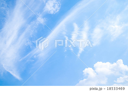 秋の空 白い雲と青い空 背景素材 コピースペース 文字スペース 筋雲 積雲 すじ雲 巻雲 秋の空 白い雲と青い空 背景素材 コピースペース 文字スペース 筋雲 積雲 すじ雲 巻雲 18533469
