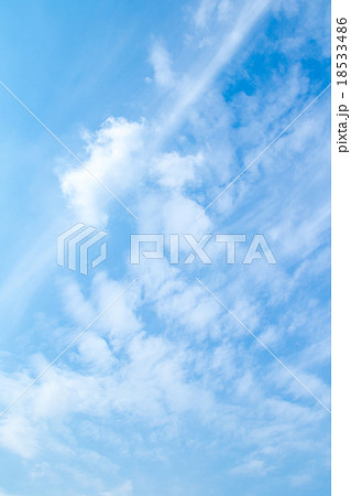 秋の空　白い雲と青い空　背景素材　コピースペース　文字スペース　筋雲　積雲　すじ雲　巻雲 18533486