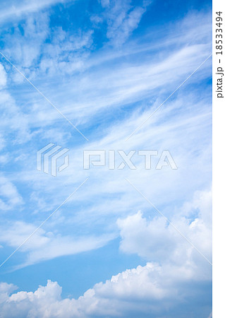 秋の空　白い雲と青い空　背景素材　コピースペース　文字スペース　筋雲　積雲　すじ雲　巻雲 18533494