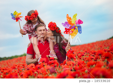 Family on the poppy field 18533610