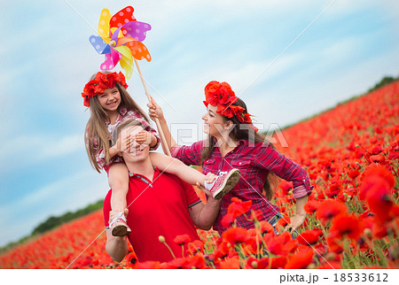 Family on the poppy field 18533612