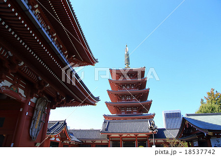 浅草寺の五重塔と宝蔵門 18537742