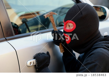 男性1人 (車上荒らし 泥棒 犯罪 違法 犯人 悪人 盗難 目出し帽 変装 容疑者 事件 犯罪者) 18538463