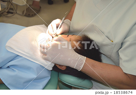 歯医者で治療を受ける子供 歯医者で治療を受ける子供 18538674