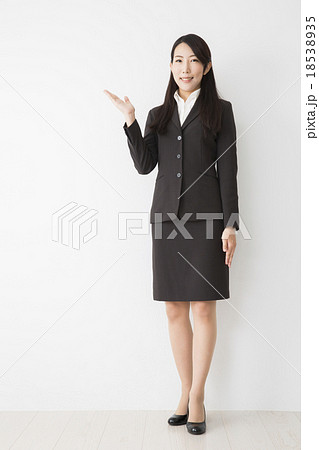 ポートレート スーツ姿の若い女性 ポートレート スーツ姿の若い女性 18538935