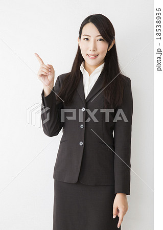 ポートレート スーツ姿の若い女性 ポートレート スーツ姿の若い女性 18538936