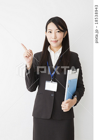 ポートレート スーツ姿の若い女性 ポートレート スーツ姿の若い女性 18538943