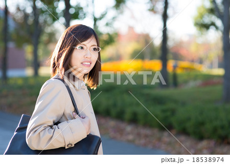 秋の情景と若いオフィスレディ 秋の情景と若いオフィスレディ 18538974
