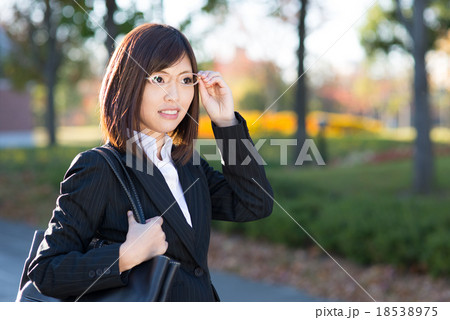 秋の情景と若いオフィスレディ 秋の情景と若いオフィスレディ 18538975