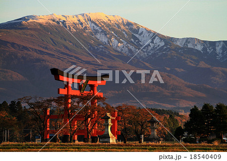 羽黒山大鳥居と月山 羽黒山大鳥居と月山 18540409